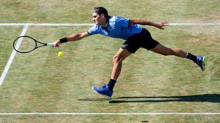 Roger Federer à la volée sur le gazon (THOMAS KIENZLE / AFP)