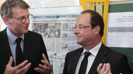 Le ministre de l'Education, Vincent Peillon, et le pr&eacute;sident, Fran&ccedil;ois Hollande, le 3 septembre 2013 dans une &eacute;cole primaire de Denain (Nord), le jour de la rentr&eacute;e des classes. (PASCAL ROSSIGNOL / AFP)