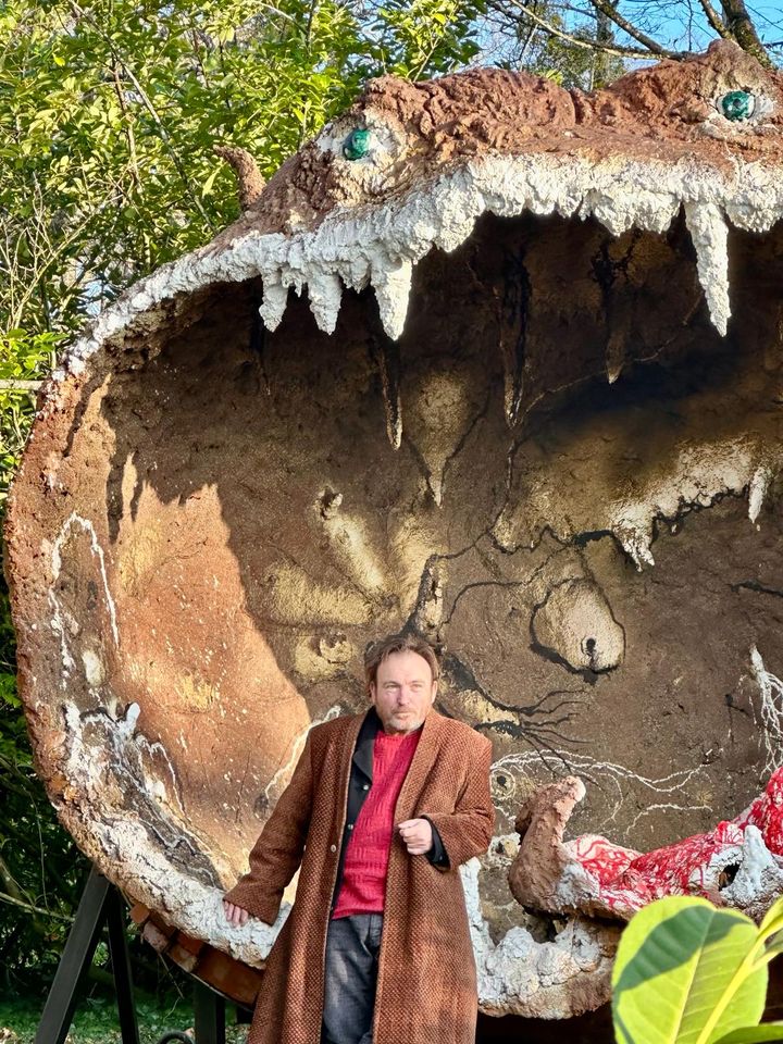 Miquel Barceló, sculpteur devant sa grotte, au Domaine de Chaumont-sur-Loire. (CHANTAL COLLEU-DUMOND)