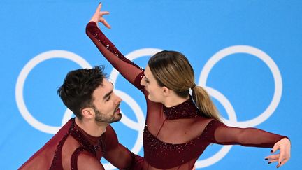 Gabriella Papadakis et Guillaume Cizeron lors de leur entraînement aux Jeux olympiques de Pékin, le 9 février 2022. (ANNE-CHRISTINE POUJOULAT / AFP)