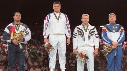 David Douillet et sa première médaille d'or à Atlanta en 1996. "On passe dans une autre dimension et cette dimension, on la ressent tout de suite, raconte aujourd'hui le grand judoka. C'est un tsunami émotionnel" (PATRICK HERTZOG / AFP)