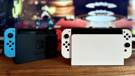 La Switch Oled (à droite) se distingue visuellement de la Switch de 2017 par son dock et ses Joy-Con blancs. (Photo Anthony Jammot)