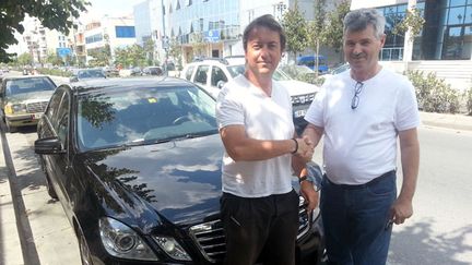 &nbsp; (Avec Filip, sur la route de Tirana, en Albanie. Le plus long trajet de Sébastien avec un même automobiliste : 900 kilomètres ! © Radio France)