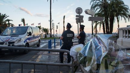 Des policiers bloquant l'accès aux véhicules de la promenade des Anglais à Nice (Alpes-Maritimes), le 15 juillet 2016. (IRINA KALASHNIKOVA / SPUTNIK / AFP)