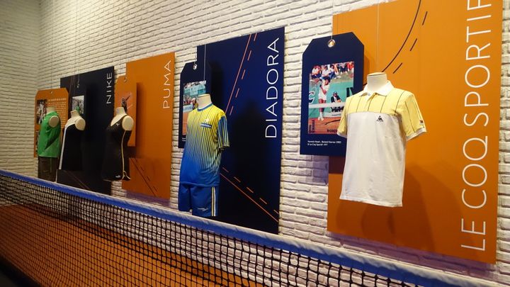 Des tenues de tennis plus sportives des années 80 signées Le Coq Sportif, Puma, Nike, Diadora, Fila et Adidas.. La marque aux 3 bandes collabore depuis 2012 avec des stylistes créateurs pour développer de nouvelles lignes à la fois esthétiques et fonctionnelles. .
 (Corinne Jeammet)