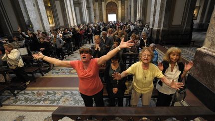 A Buenos Aires, des fid&egrave;les argentins ont accueilli avec ferveur l'&eacute;lection de "leur" pape. (JUAN MABROMATA / AFP)