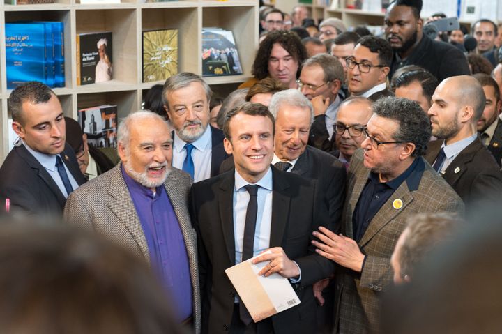 Emmanuel Macron entouré comme une rock-star au salon Livre Paris le 24 mars 2017.
 (CITIZENSIDE / Serge TENANI / Citizenside)