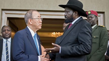 Le secr&eacute;taire g&eacute;n&eacute;ral de l'ONU&nbsp;Ban Ki-moon parle avec le pr&eacute;sident du Soudan du Sud&nbsp;Salva Kiir, &agrave; Juba, le 6 mai 2014. (CHARLES LOMODONG / AFP)