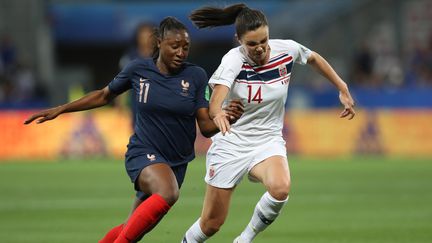 La Française&nbsp;Kadidiatou Diani face à la Norvégienne&nbsp;Ingrid Syrstad Engen lors du match France-Norvège de la Coupe du monde féminine, à Nice (Alpes-Maritimes), le 12 juin 2019. (VALERY HACHE / AFP)