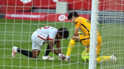 Le Séville FC de Jules Koundé (à gauche) a perdu contre l'Athletic Bilbao, le 3 mai 2021. (CRISTINA QUICLER / AFP)