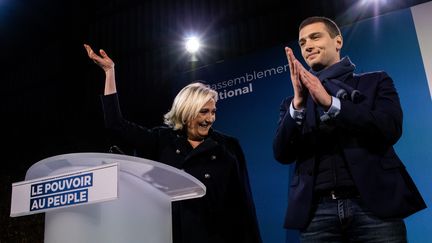 Marine Le Pen et la tête de liste du Rassemblement national pour les européennes, Jordan Bardella, lors d'une réunion publique à&nbsp;Bruz (Ille-et-Vilaine), le 5 avril 2019. (MARTIN BERTRAND / HANS LUCAS / AFP)