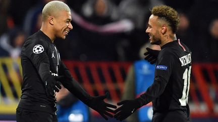 Les joueurs du PSG Kylian Mbappé (à gauche) et Neymar, le 11 décembre 2018 à Belgrade (Serbie). (ANDREJ ISAKOVIC / AFP)