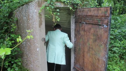 Clémentine Le Marrec, maire de Bénouville (Calvados), lors d'une visite d'un petit bunker situé sur sa commune, le 29 mai 2024. (CLEMENT PARROT / FRANCEINFO)