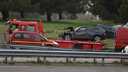 Le véhicule qui a percuté un mur de bottes de paille à Pamiers (Ariège), faisant un mort et deux blessés, le 23 janvier 2024. (VALENTINE CHAPUIS / AFP)