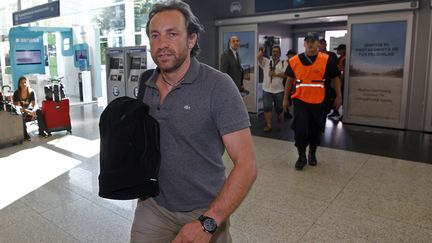 L'ancien champion olympique Philippe Candeloro &agrave; l'a&eacute;roport de Buenos Aires, le 13 mars 2015. (EMILIANO LASALVIA / AFP)