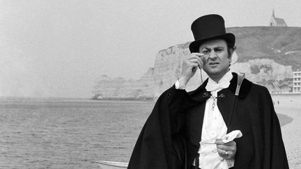 L'acteur fran&ccedil;ais Georges Descri&egrave;res pose sur une plage d'Etretat (Normandie), habill&eacute; en Ars&egrave;ne Lupin. Il est mort le 19 octobre 2013. ( AFP )