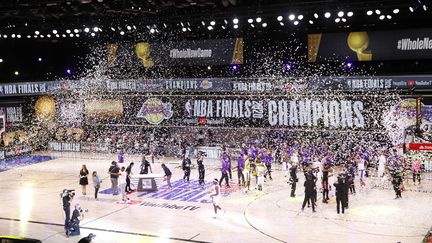 Les Los Angeles Lakers célèbrent leur victoire face aux joueurs du Miami Heat et deviennent les champions NBA 2020, à Kissimee (Floride),le 11 octobre 2020. (ERIK S. LESSER / EPA)