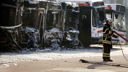 Le dépôt d'autobus urbain de 2.500 m2 a été ravagé par l'incendie (© AFP / JEAN-PHILIPPE KSIAZEK)