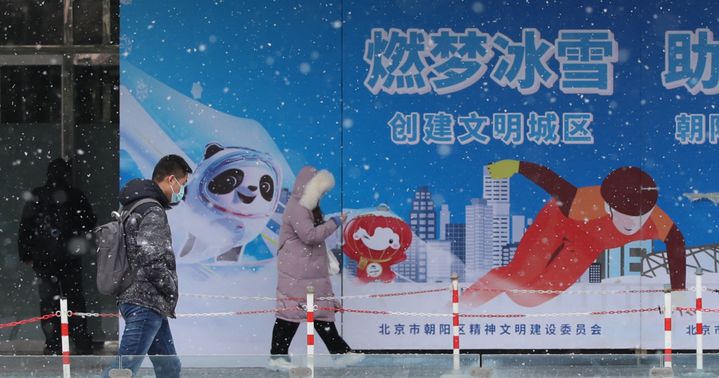 Un panneau publicitaire montrant les&nbsp;mascottes des Jeux olympiques et paralympiques d'hiver de Pékin affichées&nbsp;dans une avenue principale de la capitale chinoise, le 20 janvier 2022. (KOKI KATAOKA / YOMIURI / AFP)