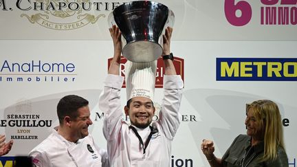 Le japonais Ryutaro Shiomi (au centre) au championnat du monde de pâté-croûte, à Lyon, le 5 décembre 2022. (JO?L PHILIPPON / MAXPPP)