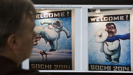 Un visiteur regarde sur un ordinateur deux affiches satiriques sur les jeux olympiques de Sotchi 2014, une des expositions interdites des "Nuits blanches de Perm", en Russie (juin 2013)
 (NATALIA KOLESNIKOVA / AFP)