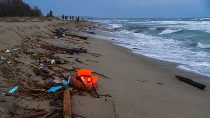 Des débris d'une embarcation qui a chaviré au sud de Crotone (Italie), le 26 février 2023. (ALESSANDRO SERRANO / AFP)