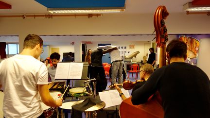 Musiciens, comédiens et détenus ont répété ensemble pendant plusieurs semaines au centre pénitentiaire de Meaux-Chauconin. (Orchestre de Chambre de Paris)