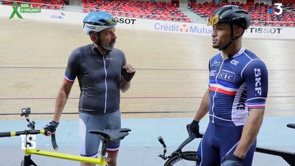 Aujourd’hui, Michel Cymes se cale dans la roue du pistard 
Florian Grengbo.

Toute la semaine, avant la Journée olympique Paris 2024 du 26 Juin, les animateurs et animatrices de France Télévision testent les
disciplines avec les athlètes de l’Équipe de France Olympique.