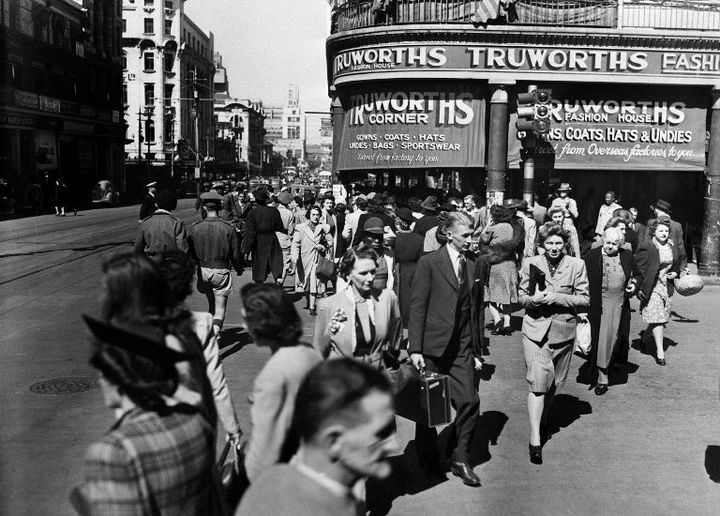 Rues de Johannesburs en 1947: une ville blanche que les Noirs doivent quitter le soir. (AFP/)