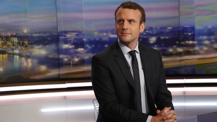 Emmanuel Macron sur le plateau du journal du 20H de TF1, le 1 février 2017. (PATRICK KOVARIK / AFP)