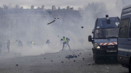 Scènes de pillage et d'affrontements marquent la journée de mobilisation des "gilets jaunes à Paris, samedi 16 mars. (GEOFFROY VAN DER HASSELT / AFP)