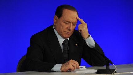 Le pr&eacute;sident du Conseil italien, Silvio Berlusconi, le 4 novembre 2011 au G20, &agrave; Cannes (Alpes-Maritimes). (PASCAL GUYOT / AFP)