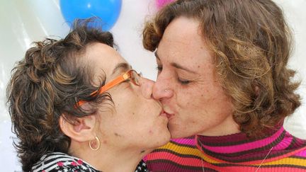 Marie-Jeanne et Wilfrid Avrillon, devenu Chlo&eacute; plusieurs ann&eacute;es apr&egrave;s leur mariage, le 17 mai 2011 &agrave; Brest (Finist&egrave;re). (KARINE JONCQUEUR / LE TELEGRAMME / MAXPPP)