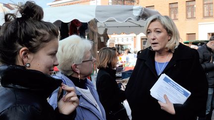 La pr&eacute;sidente du Front national, le 30 octobre 2012 sur le march&eacute; d'Oignies (Pas-de-Calais). (PHILIPPE HUGUEN / AFP)