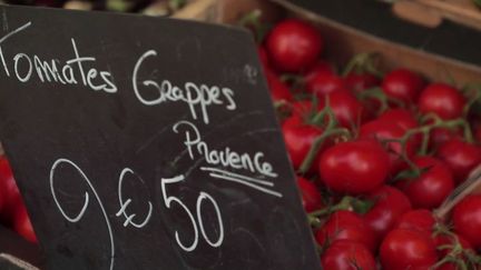 Le mois d'octobre a été le mois le plus chaud jamais enregistré dans l'histoire française, avec des températures record. Sur nos étals de marché et dans les potagers, c'est encore l'été. Conséquence : on y trouve toujours des poivrons, des tomates et des aubergines. (FRANCE 2)