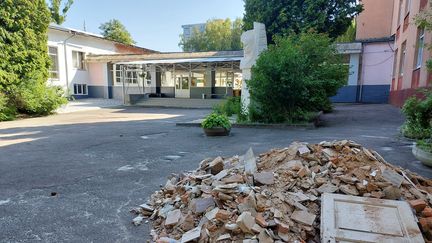 La cours du lycée des relations internationales de Lviv (Ukraine)&nbsp;où s'entassent des gravats. (JULIE PIETRI / RADIO FRANCE)