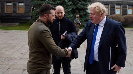 Le Premier ministre Boris Johnson rencontre le président ukrainien Volodymyr Zelensky, le 9 avril 2022 à Kiev (Ukraine). (EPN / NEWSCOM / NEWSCOM VIA AFP)