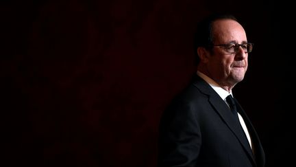 François Hollande lors d'une remise de médailles à l'Elysée, le 1er décembre 2016, quelques heures avant d'annoncer qu'il ne se présenterait pas à la présidentielle de 2017. (REUTERS)