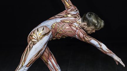 Le chorégraphe Belge Jeroen Verbruggen -qui avait demandé à la maison On Aura Tout Vu de signer la scénographie et les costumes de son ballet Casse-Noisette en novembre 2014 au grand théâtre de Genève, est venu faire une performance lors de leur défilé couture printemps-été 2015. 
 (Jean-François Masoin)