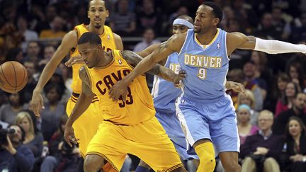 André Iguodala (Denver) à la lutte avec Alonzo Gee (Cleveland) (? AARON JOSEFCZYK / REUTERS / X01432)