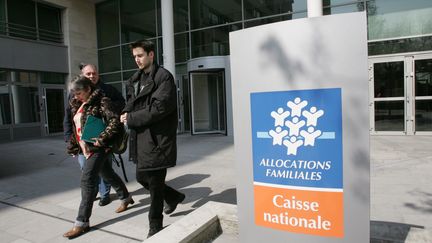 Devant le siège parisien de la Caisse nationale des allocations familiales (Cnaf), le 27 mars 2007. (JACK GUEZ / AFP)