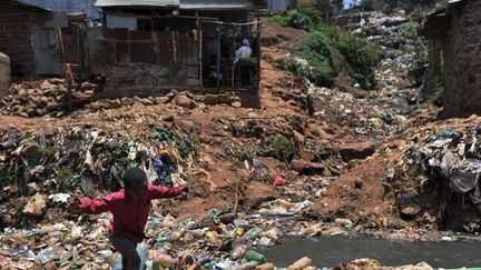 Déchets dans un bidonville de Nairobi, au Kenya. (TONY KARUMBA / AFP)