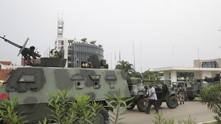 Des soldats gabonais se tiennent devant la radio-télévision gabonaise à Libreville le 7 janvier 2019.&nbsp; (STEVE JORDAN / AFP)