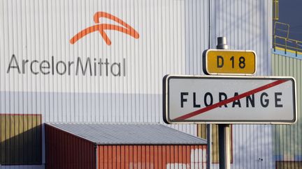 La direction d'ArcelorMittal devait s'expliquer jeudi 13 d&eacute;cembre devant les repr&eacute;sentants des salari&eacute;s se disant "trahis" et "d&eacute;sabus&eacute;s", leur pr&eacute;senter les engagements pris aupr&egrave;s du gouvernement, notamment pour le site de Florange (Moselle) (JEAN-CHRISTOPHE VERHAEGEN / AFP)