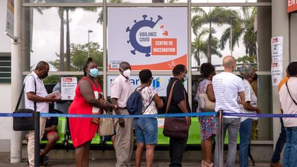 Un centre de vaccination contre le Covid-19 à Pointe-à-Pitre, en Guadeloupe, le 30 juillet 2021. (YANNICK MONDELO / AFP)