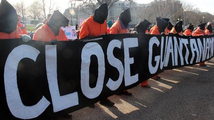 Manifestants r&eacute;clamant la fermeture du camp de Guantanamo &agrave; Washington le 11 janvier 2015, &agrave; l'occasion du 13e anniversaire de l'arriv&eacute;e des premiers prisonniers au centre de d&eacute;tention am&eacute;ricain &agrave; Cuba. (ERKAN AVCI / ANADOLU AGENCY)