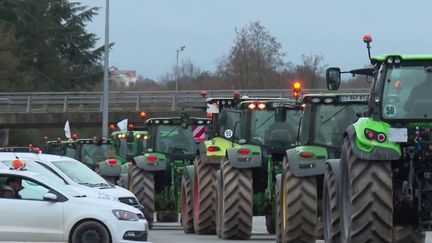 Après la nouvelle série de mesures annoncées par Gabriel Attal, jeudi 1er février, les deux principaux syndicats agricoles ont appelé à lever les blocages. Est-ce pour autant la fin du mouvement ? (France 2)