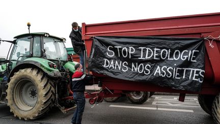 Des agriculteurs près de l'Hôtel de Ville de Lyon ce lundi 22 février pour protester contre les menus sans viande imposés par la mairie dans les cantines scolaires (OLIVIER CHASSIGNOLE / AFP)