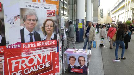 Les affiches &eacute;lectorales de Patrick Braouezec (Front de gauche) et de Mathieu Hanotin (PS), adversaires au second tour des l&eacute;gislatives, &agrave; Saint-Denis (Seine-Saint-Denis), le 13 juin 2012. (CHRISTOPHE RAUZY / FTVI)