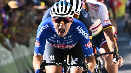 La deuxième victoire de Jasper Philipsen sur ce Tour de France 2022. Le Belge remporte le sprint le plus prestigieux de la saison sur les Champs-Elysées à Paris. Il domine largement ses adversaires en développant le plus de puissance. Dylan Groenewegen et Alexander Kristoff complètent le podium. Wout van Aert n'a pas pris part au sprint pour savourer, avec ses coéquipiers, le Tour de France exceptionnel de son équipe Jumbo-Visma.